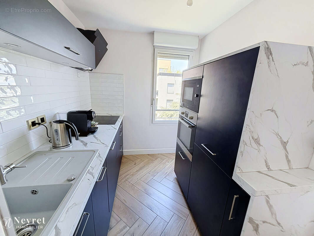 Appartement T3 de 61 m2 avec balcon, ascenseur et deux parkings   Limite Lyon 8 - photo 5