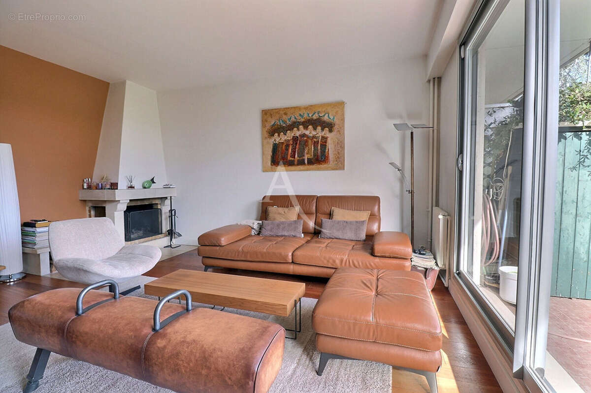 Appartement à LE MESNIL-LE-ROI