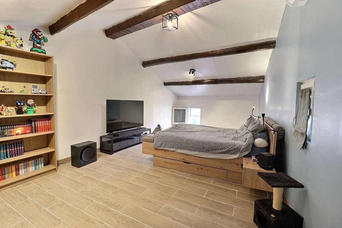 Maison à ENTRAIGUES-SUR-LA-SORGUE