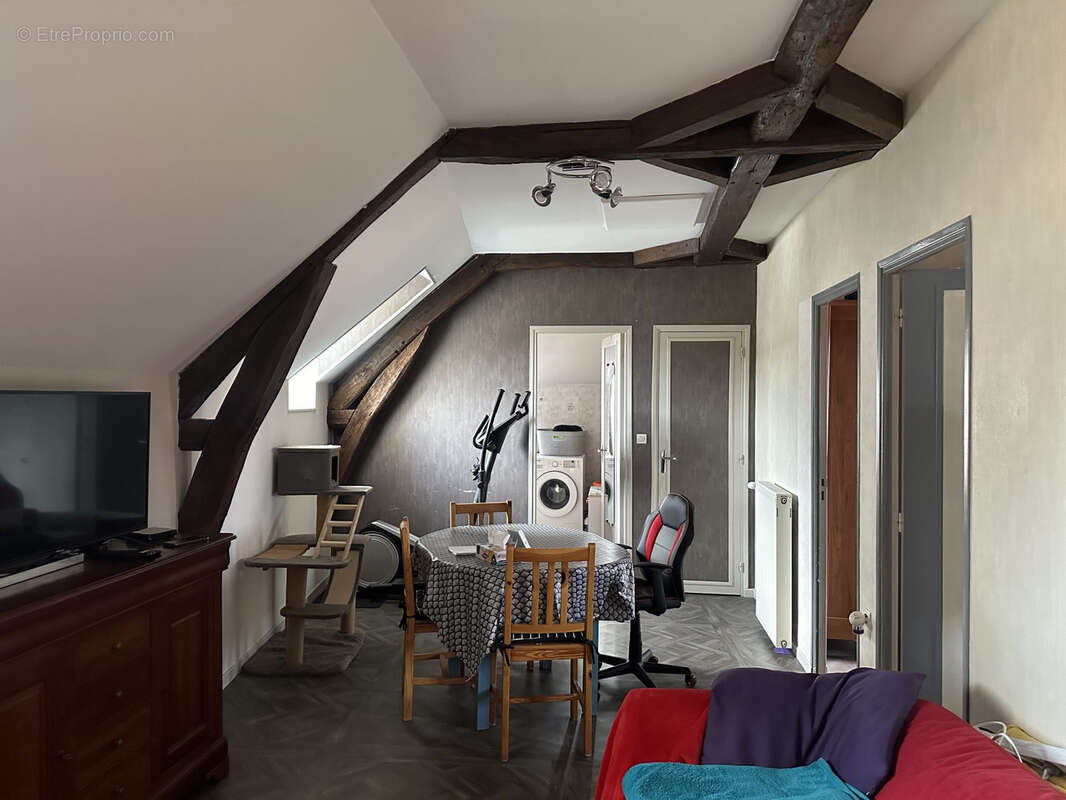 Appartement à AINAY-LE-CHATEAU