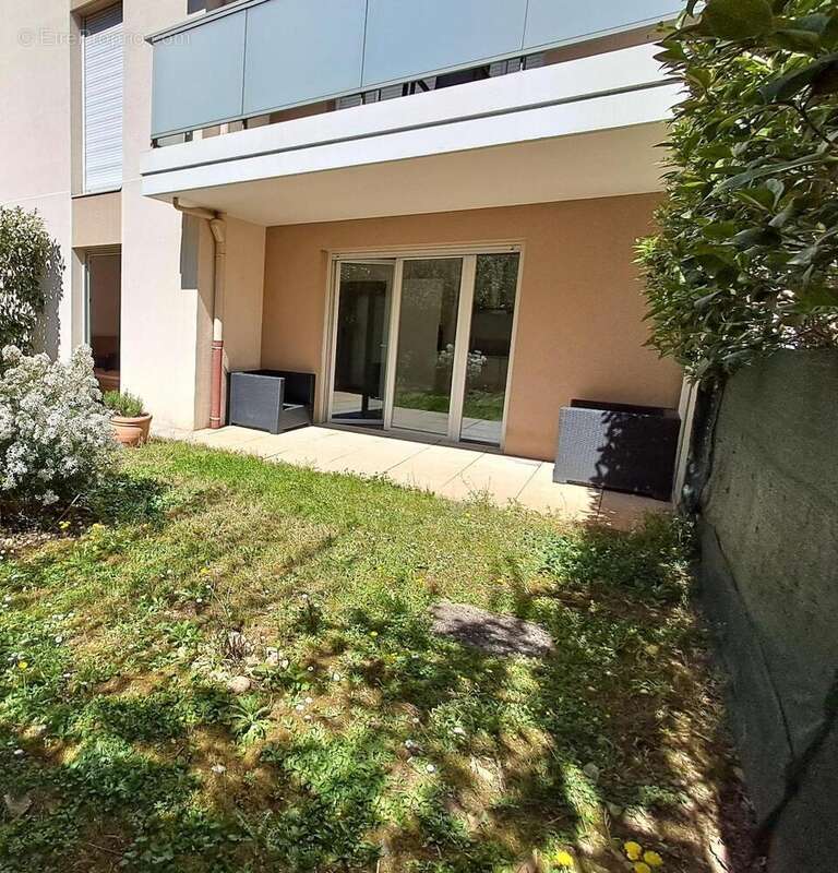 Appartement 38 m² à Decines-Charpieu  - photo 2