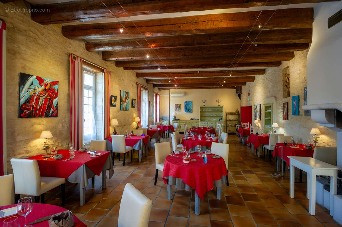 Commerce à TAVEL