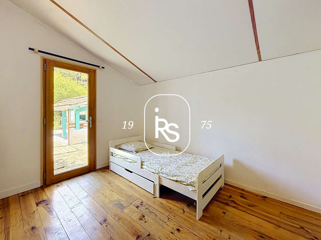 Une lumineuse maison en bois de 143 m2 habitables au milieu d’un terrain arboré de 3407 m2 avec piscine et dép - photo 10