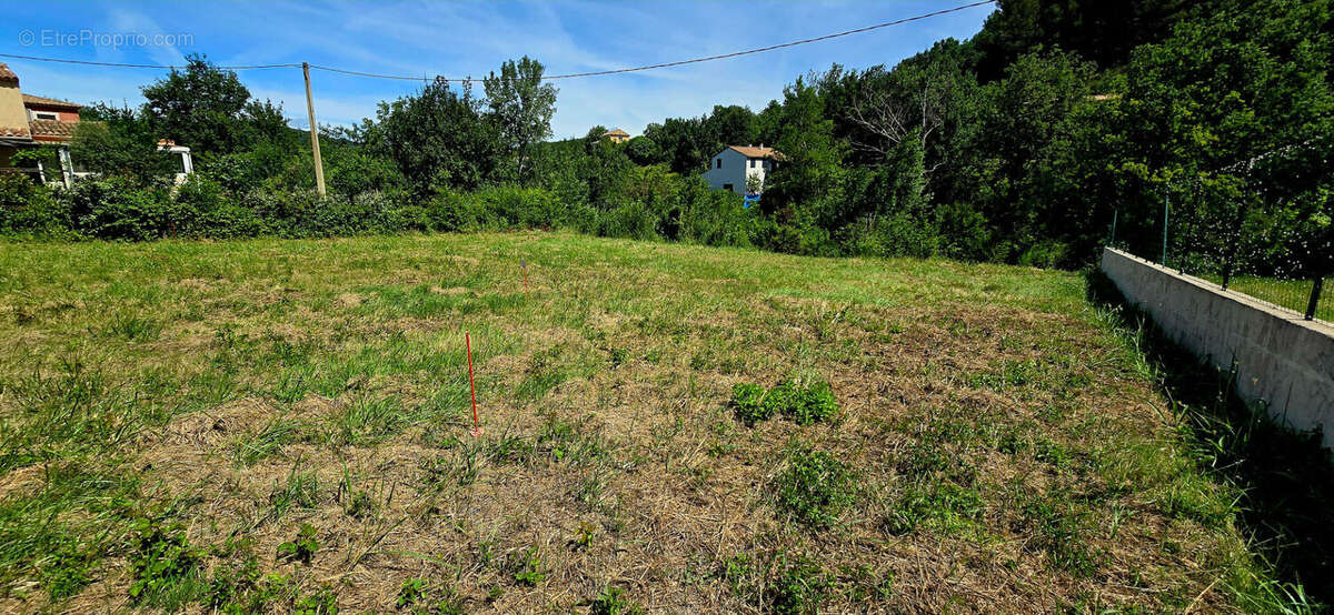 Terrain à ENTRECHAUX