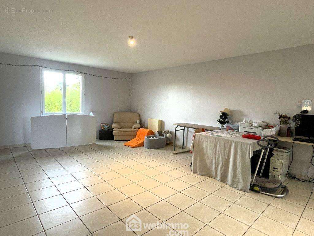 Le séjour/salon de 41,8 m2, - Maison à AVAILLES-EN-CHATELLERAULT