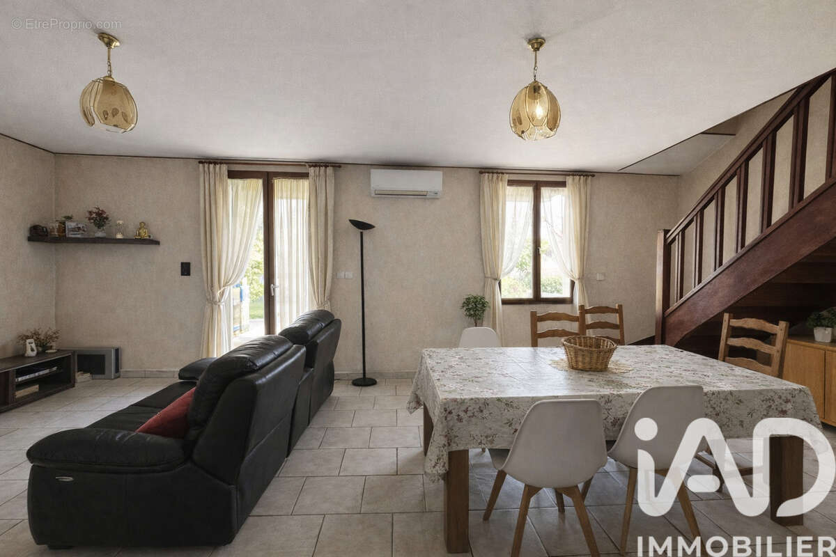 Maison 149 m² à Brieres-Les-Scelles  - photo 2