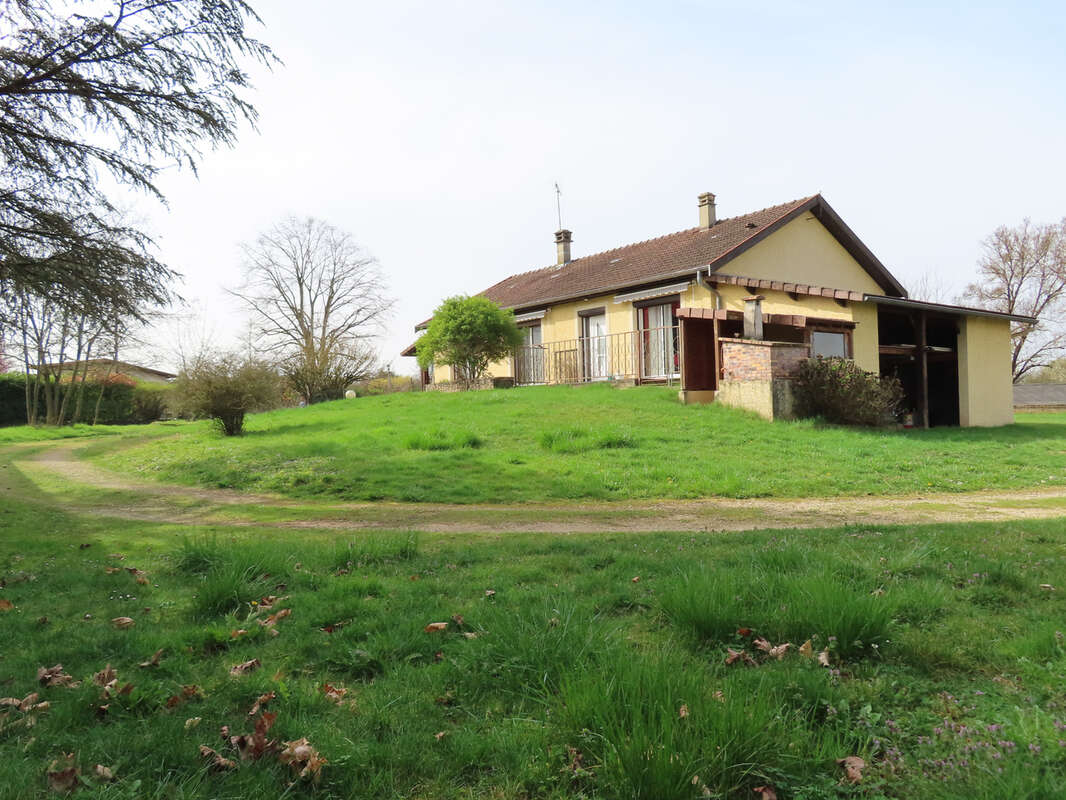 Maison à LEYRIEU