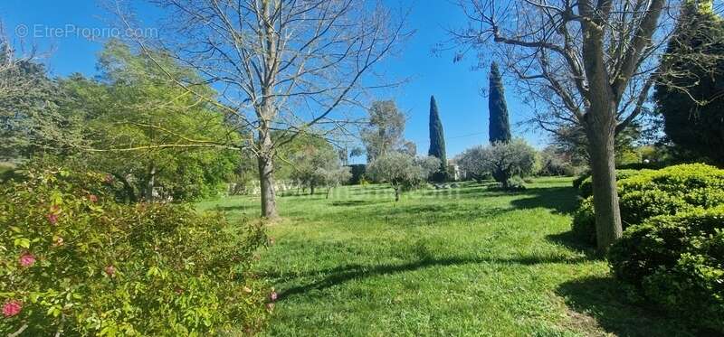Maison à SAINT-MITRE-LES-REMPARTS