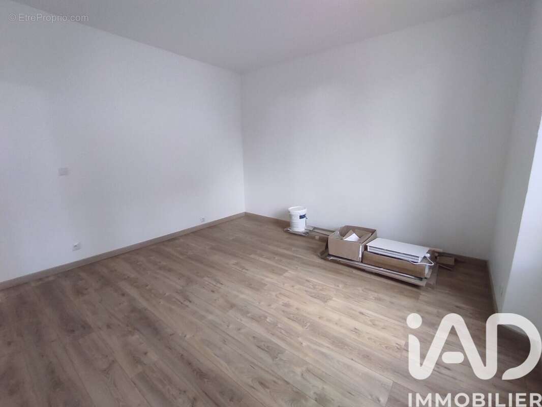 Maison 122 m² à Saint-Hilliers  - photo 9