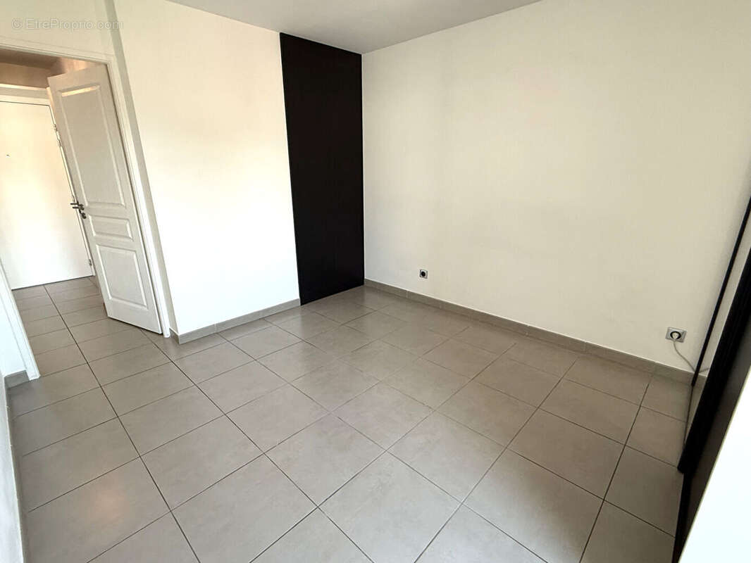 Appartement à LA ROQUETTE-SUR-SIAGNE