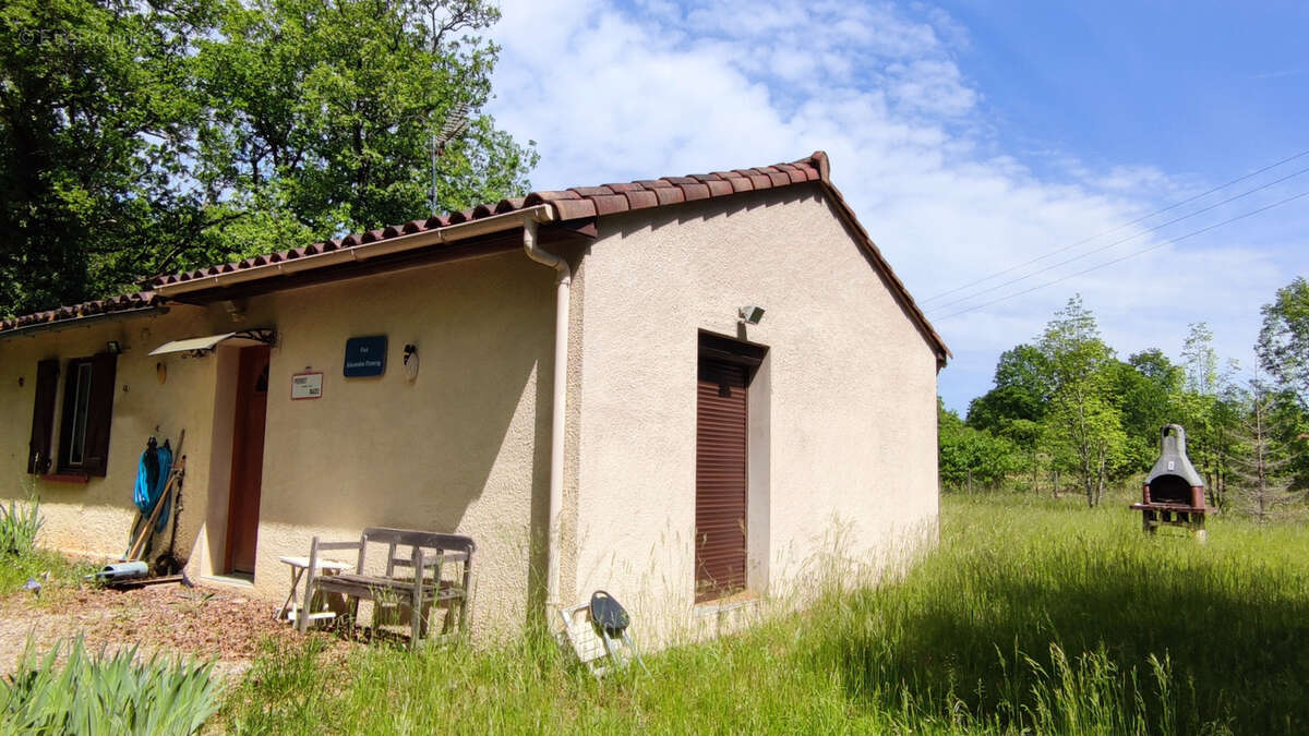 Maison contemporaine des années 80, avec un terrain clôturé de 3214 m2 - photo 4