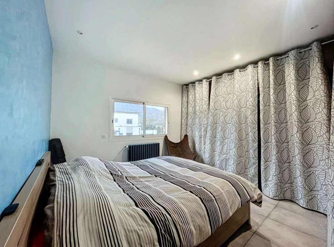 Chambre avec nombreux rangements