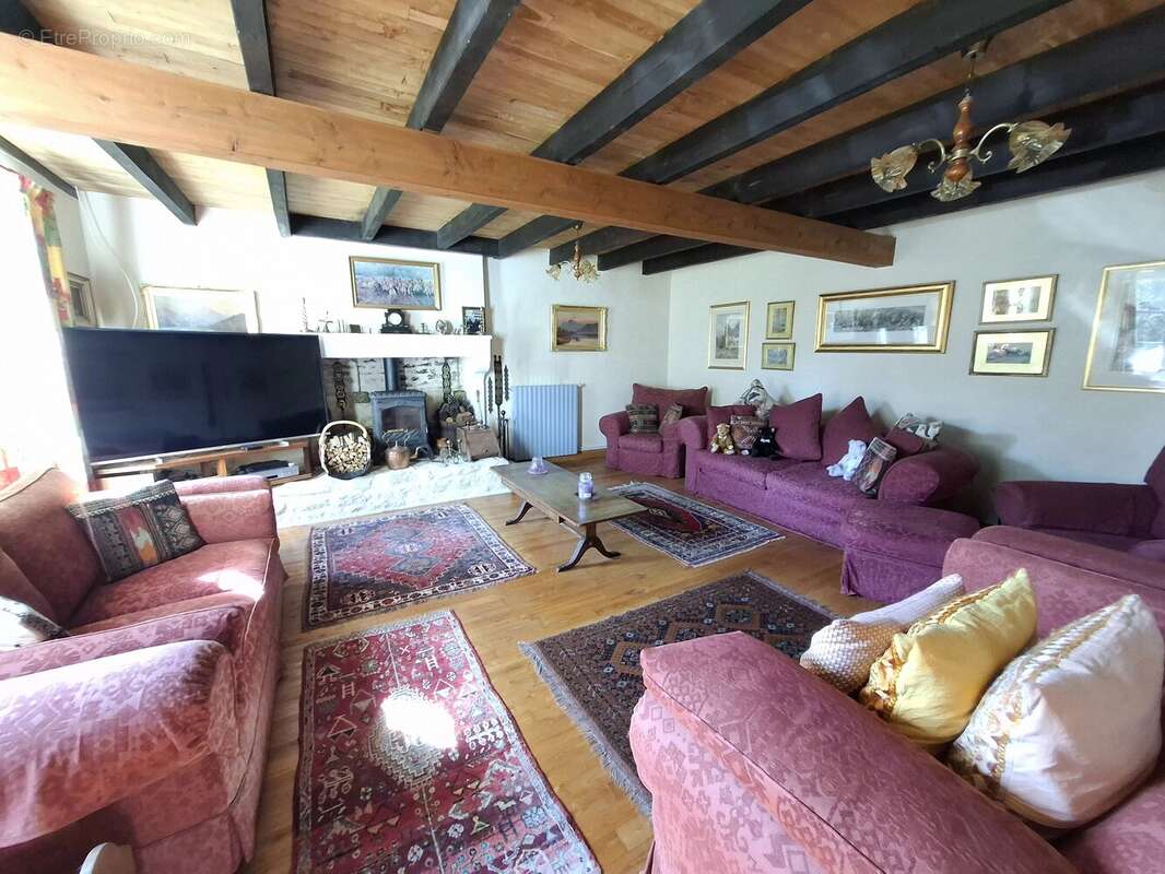 Maison à CLUSSAIS-LA-POMMERAIE