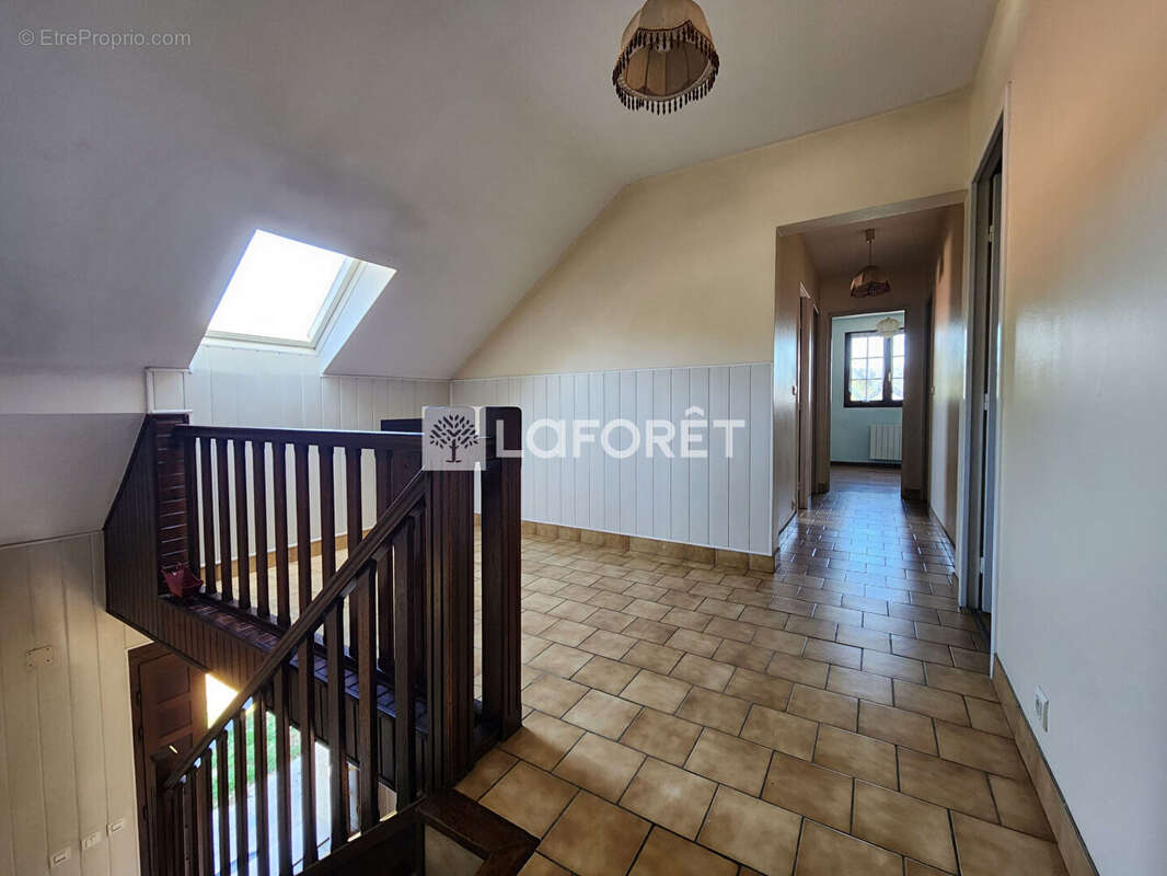 Maison familiale 6 chambres 160 m2 avec jardin - Thuit Anger - photo 13