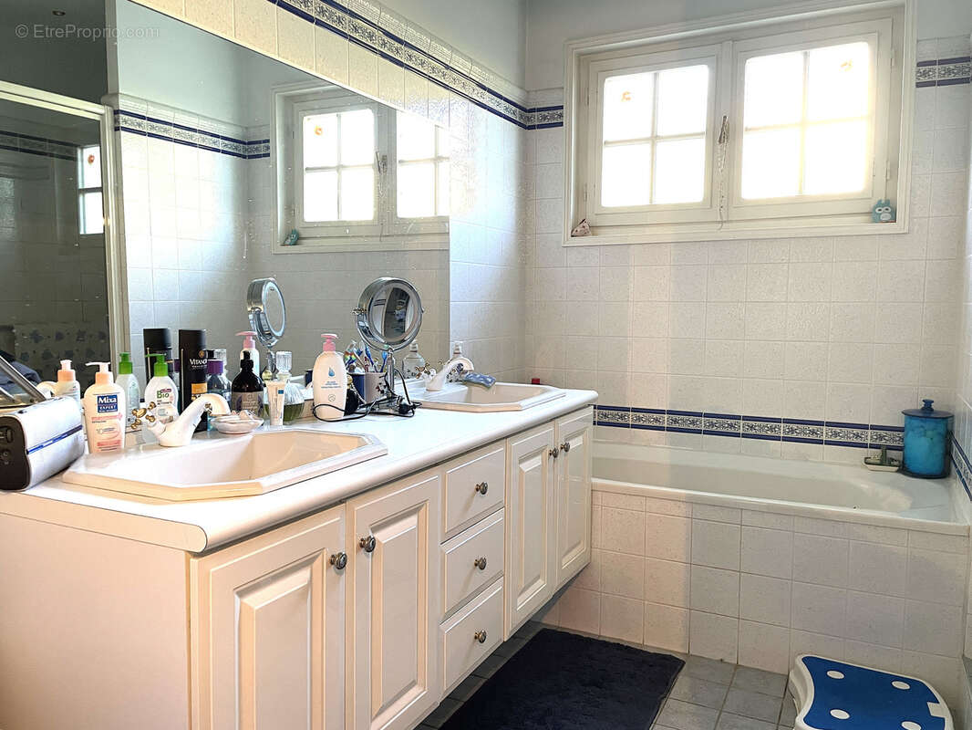 Maison à COURS-LA-VILLE