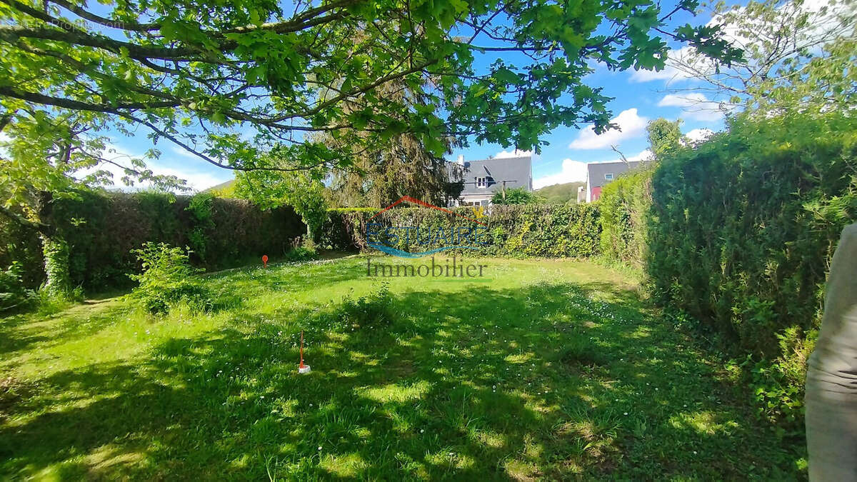 Terrain à SAINT-ETIENNE-DE-MONTLUC