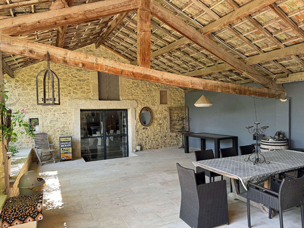 Mas restauré de 440 m² habitables, terrain de 3500 m², piscine. - photo 6