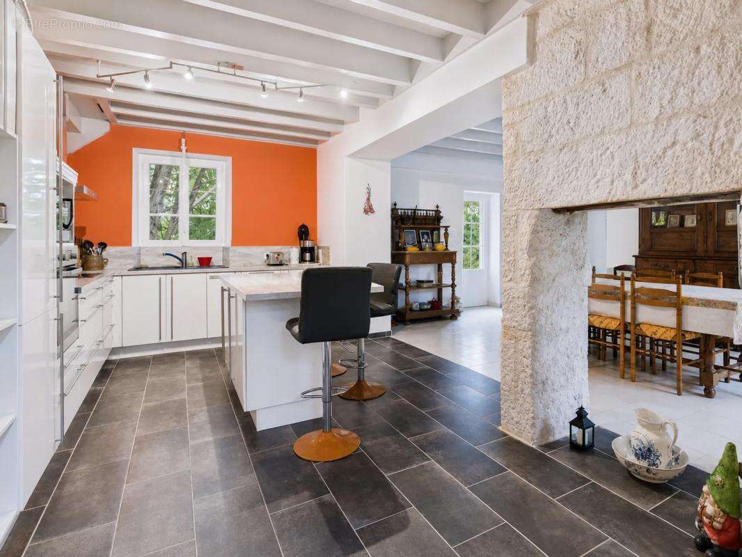 Maison pierre 141 m², piscine intérieure, 2 500 m² - Saint-Symphorien - photo 5