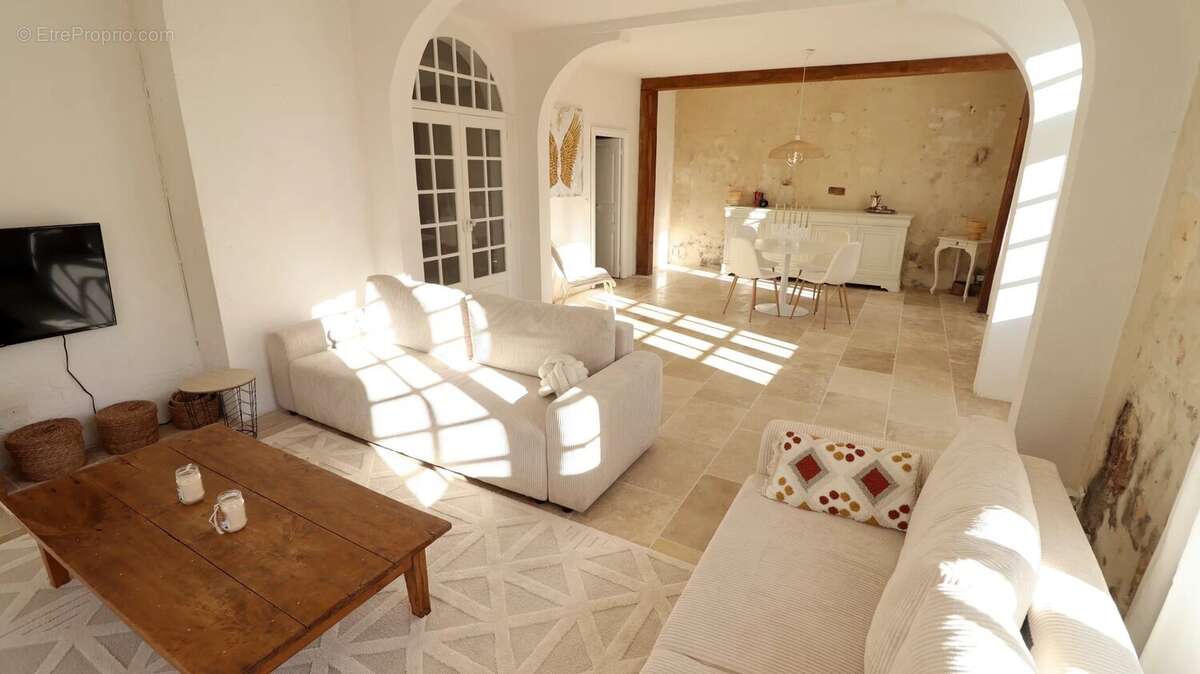 Maison à LA ROCHEBEAUCOURT-ET-ARGENTINE