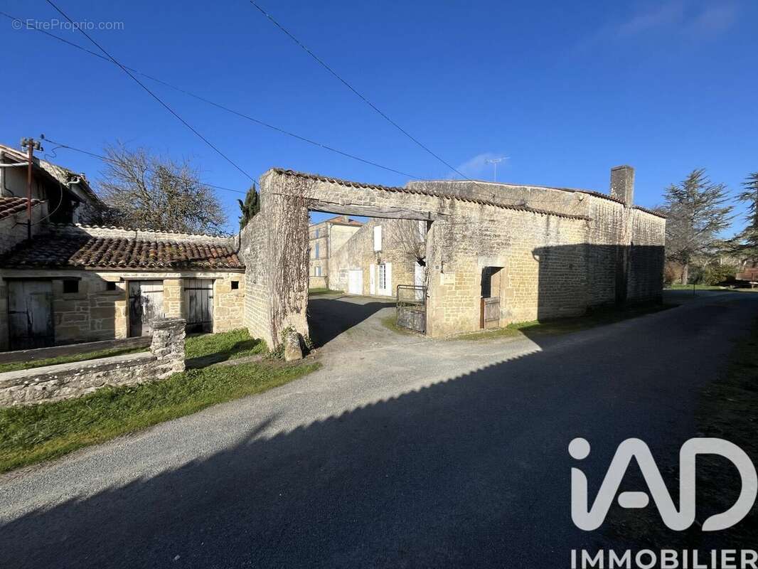 Maison 96 m² à Saint-Georges-De-Longuepierre  - photo 3
