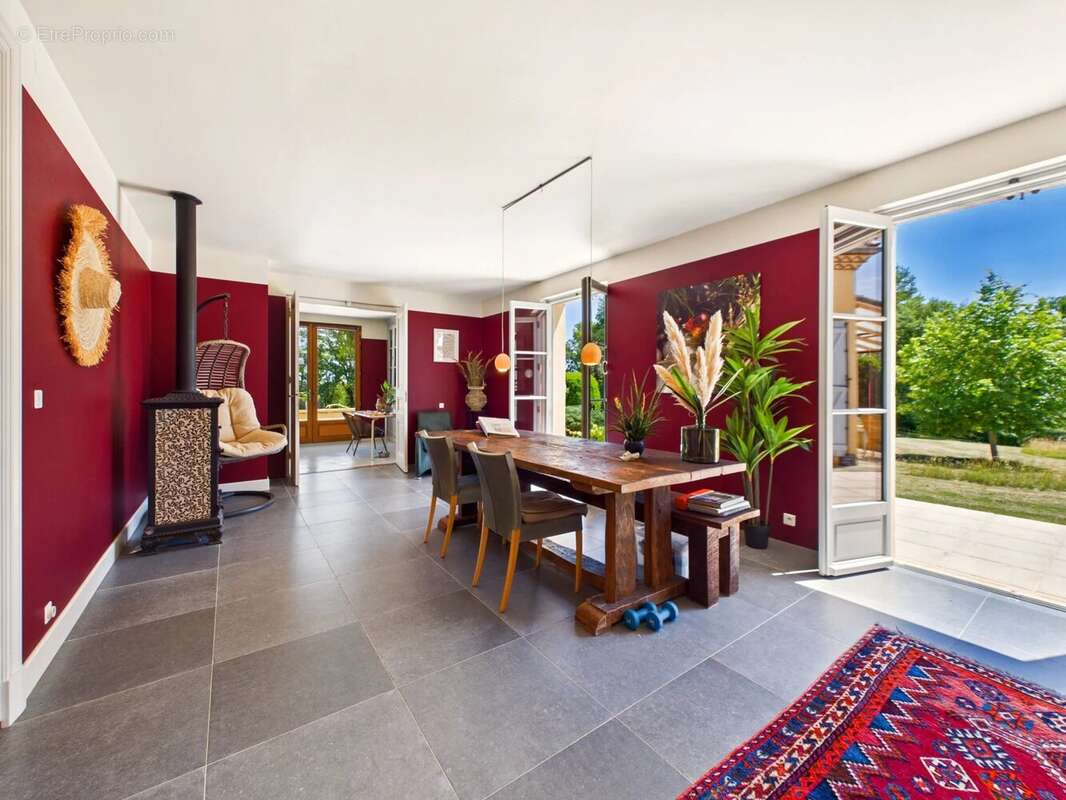 Propriété de caractère avec maison principale, annexes et piscine sur plus de 4,7 ha - photo 5