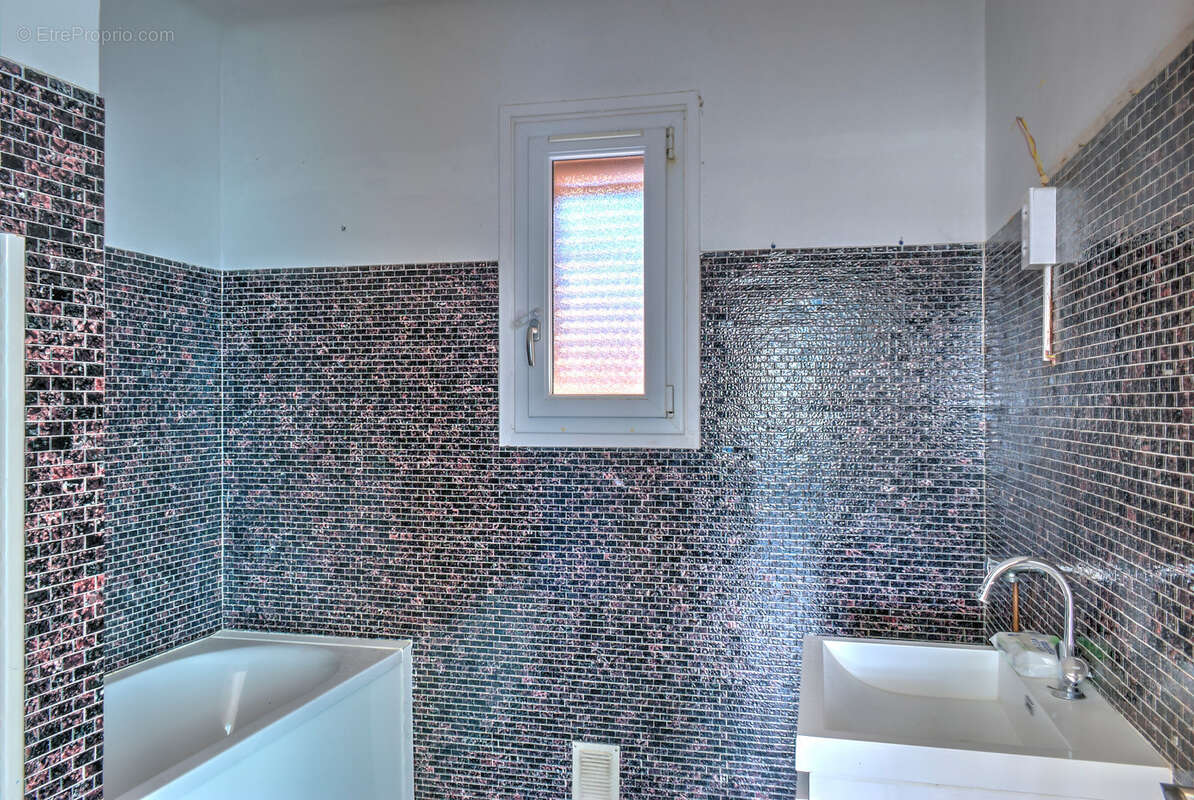 GENAY (69) - Maison 141 m² - 7 pièces - 1775 m² de terrain - Fort potentiel - photo 6
