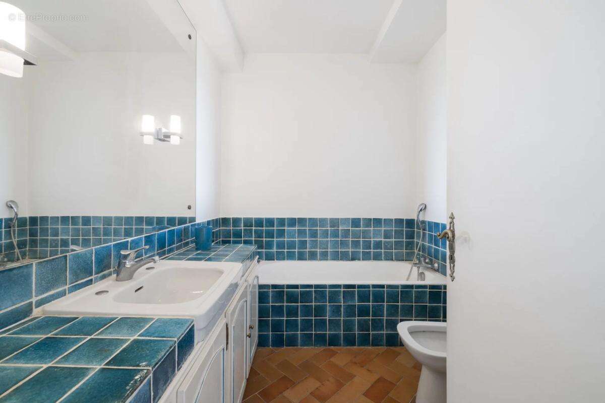 Appartement à CHATEAUNEUF-GRASSE