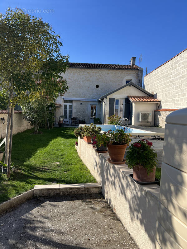 Maison à SAINT-JEAN-D'ANGELY