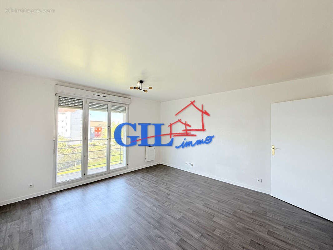 Appartement à SAVIGNY-LE-TEMPLE