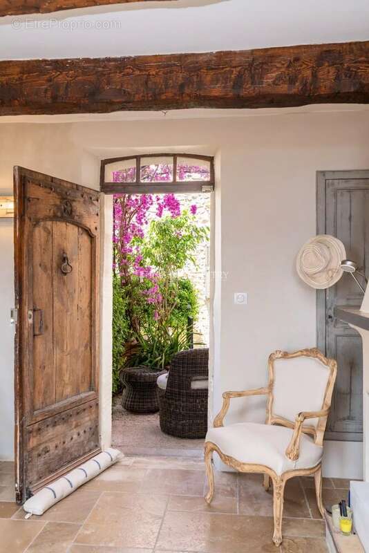 À vendre – Coeur de MOUGINS VILLAGE - Ensemble unique de deux maisons avec vue mer - photo 8
