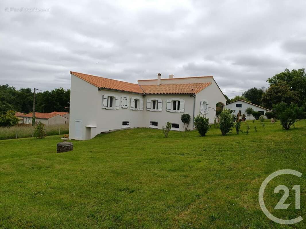 Maison à LA ROCHE-CHALAIS