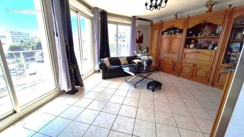 Appartement à MARSEILLE-4E