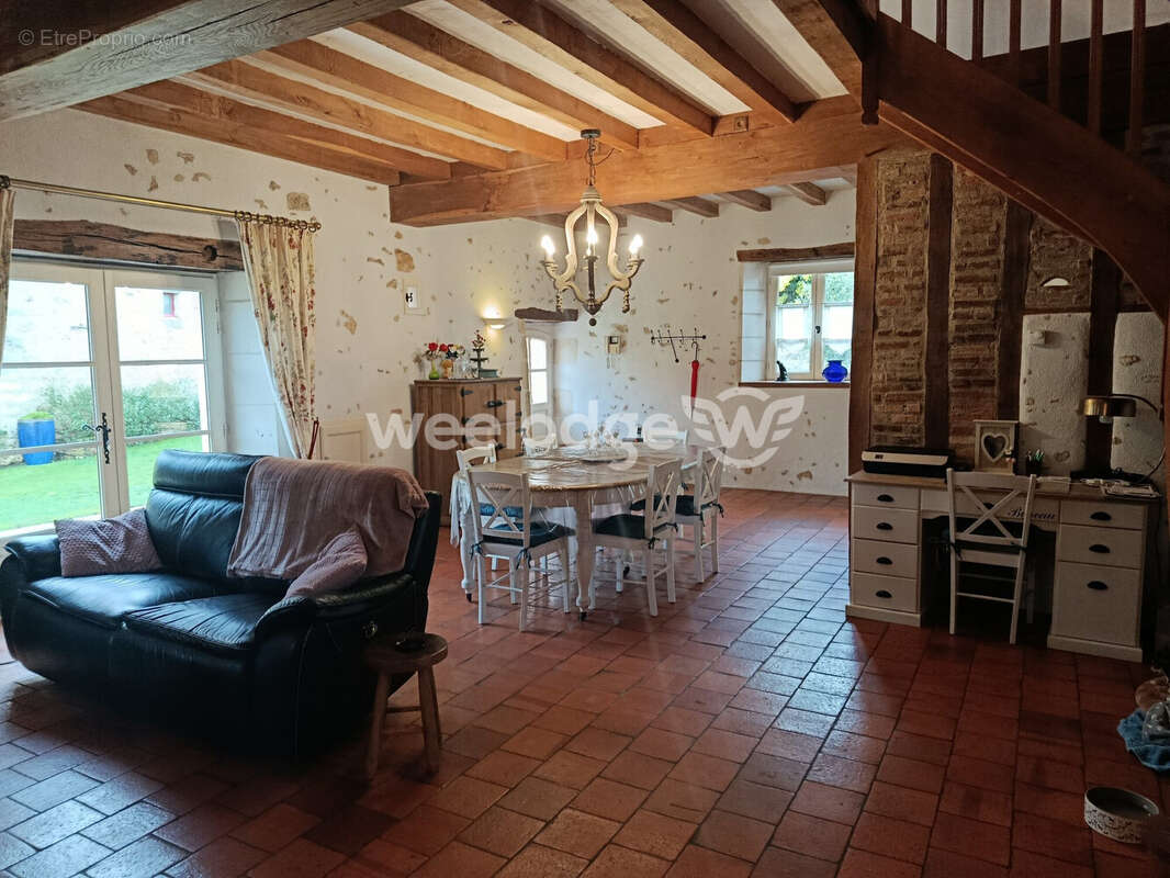 Maison à SAINT-HILAIRE-SUR-BENAIZE