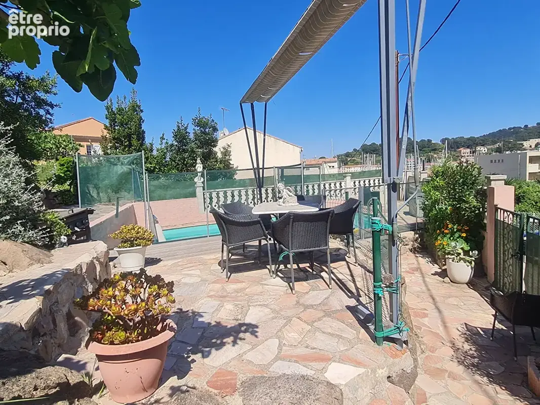 * Vue Mer  imprenable* Maison 5 Pièces avec 3 Chambres * Terrasse et Piscine * Garage * (83430) SAINT MANDRIER SUR MER - photo 14