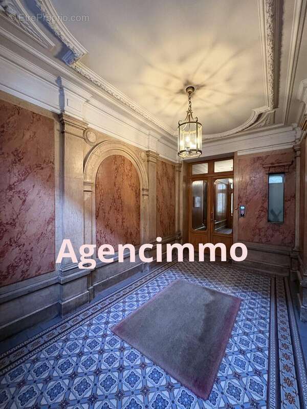 Entrée bourgeoise - Appartement à PARIS-18E