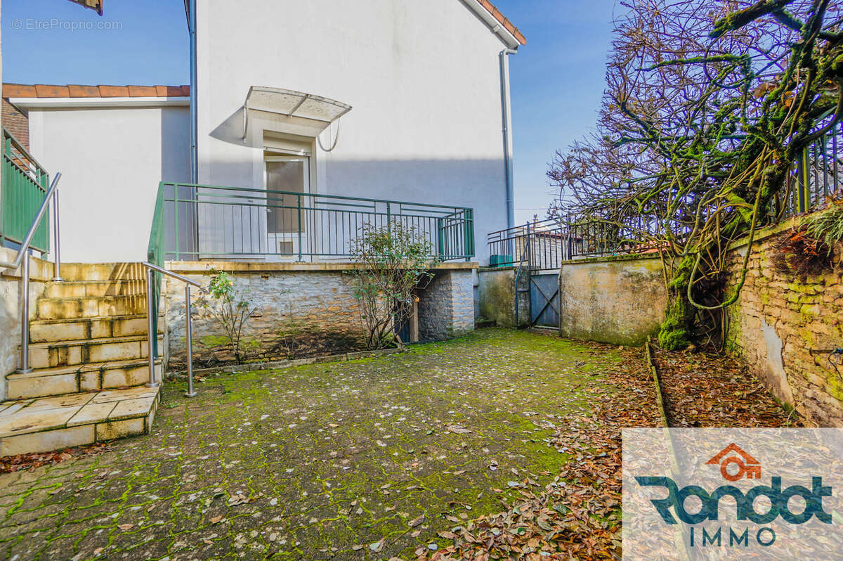 Maison à MONTSAUGEON