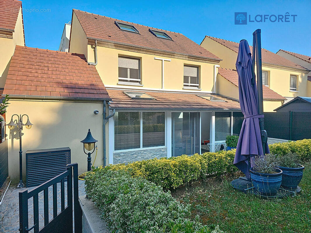 Maison à SAINT-THIBAULT-DES-VIGNES