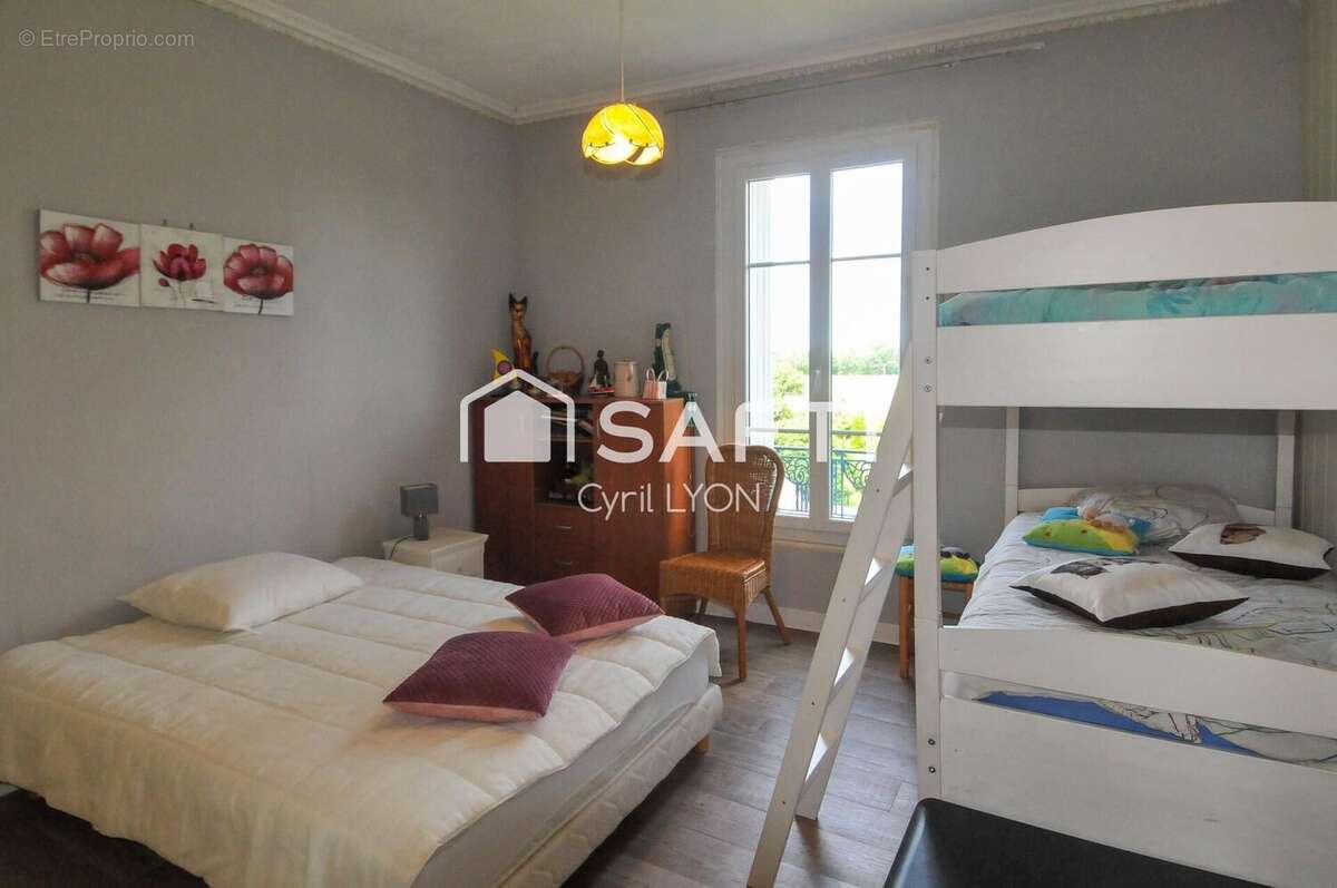 Maison 144 m² à Saint-Clement-Des-Levees  - photo 8