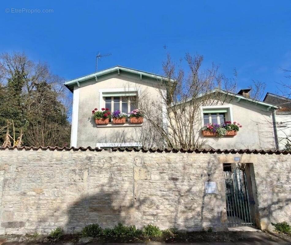 Photo 1 - Maison à SAINT-SYMPHORIEN