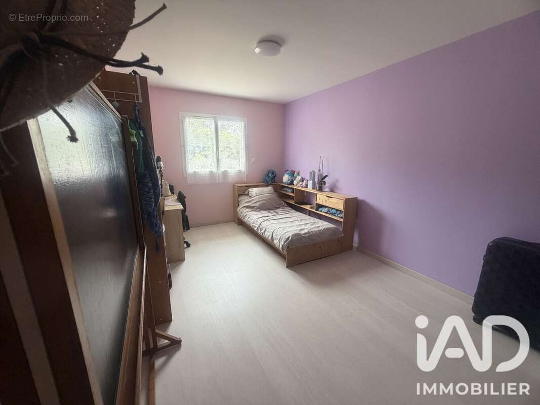 Maison 213 m² à Eglise-Neuve-D'issac  - photo 7