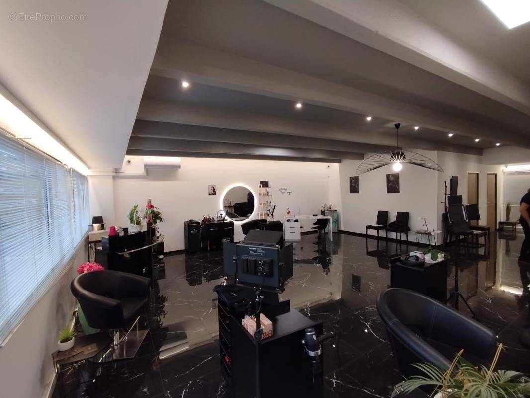 Commerce à LA GAUDE