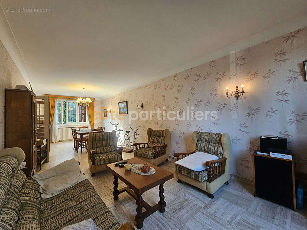Maison  sur deux niveaux avec garages et jardin. - photo 10