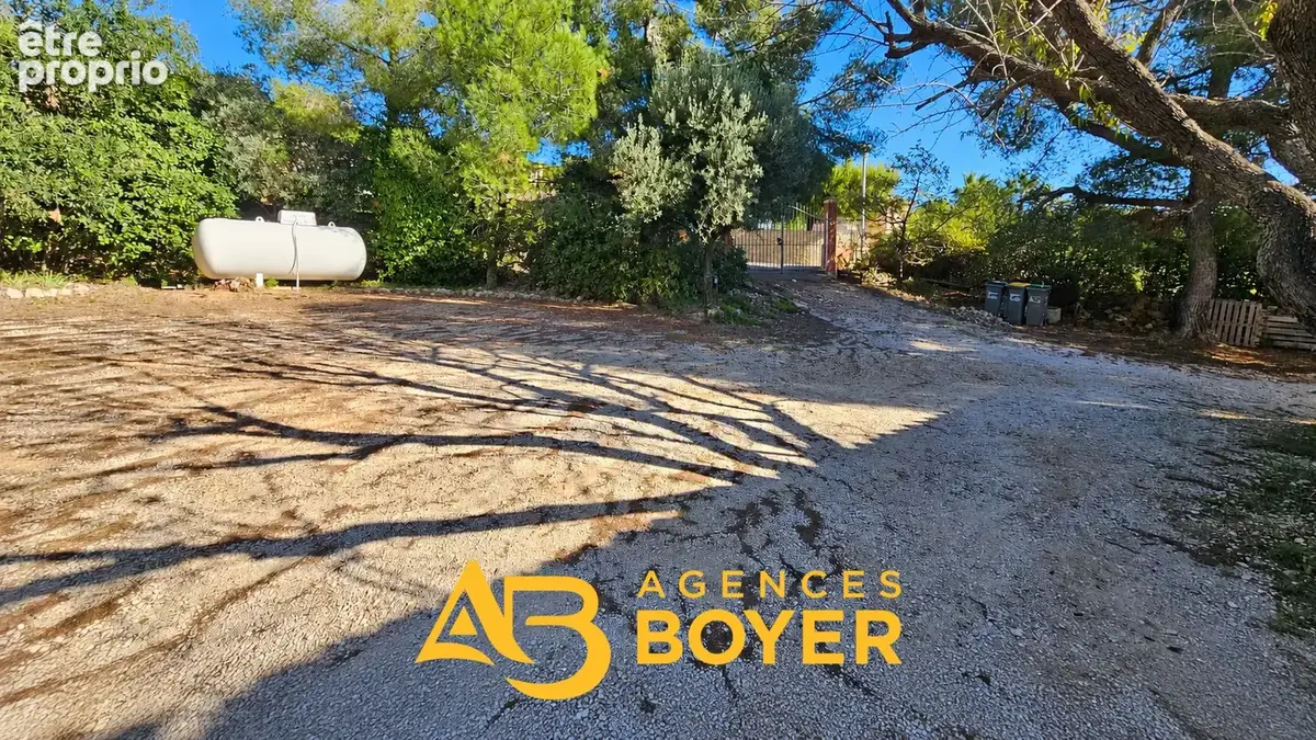 Terrain constructible de 380 m2 à Bandol   Un cadre de vie privilégié. - photo 3