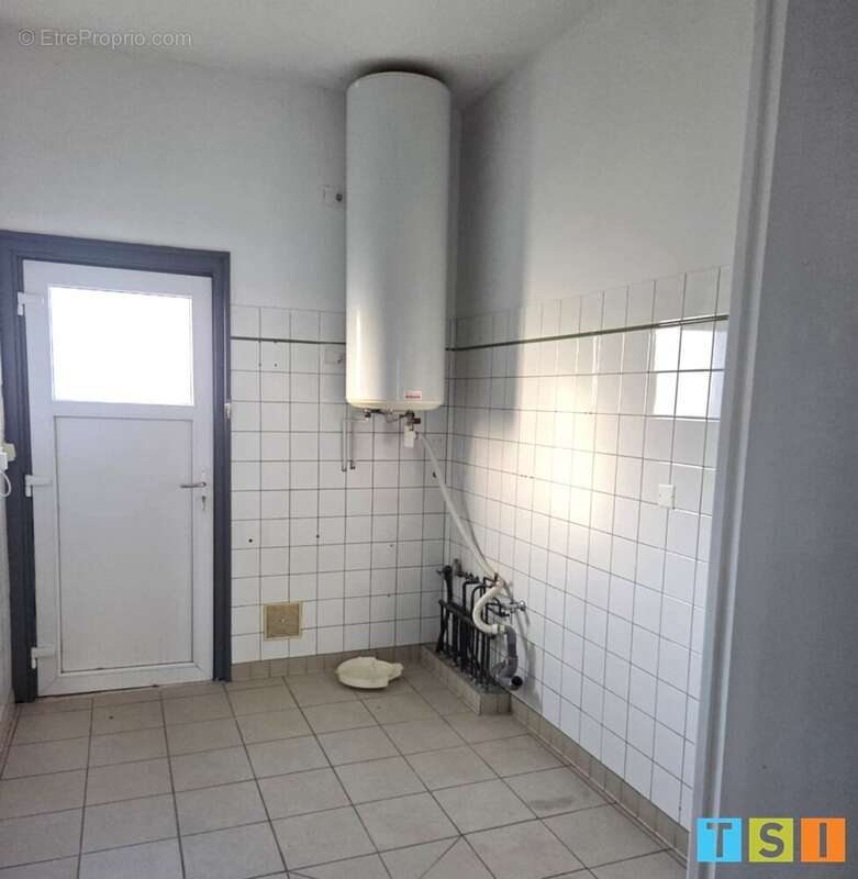 Commerce à PEGUILHAN