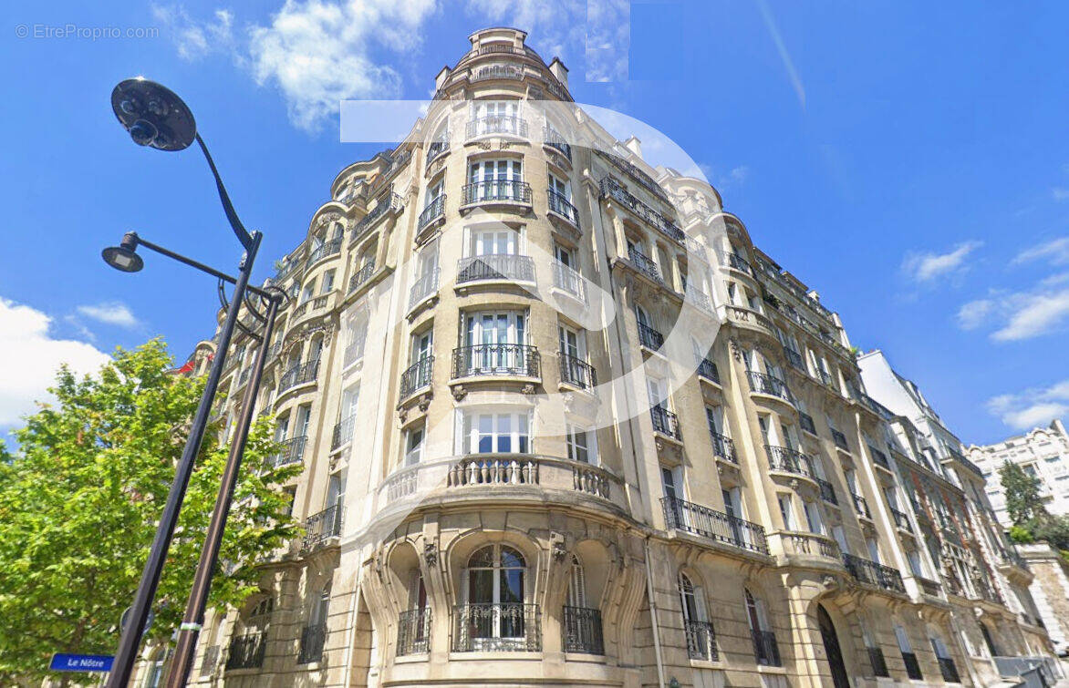 Appartement à PARIS-16E