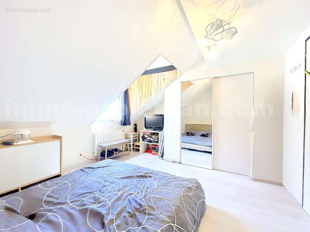 Appartement_Saint_Jeoire__grand_espace_proche_ecole_genève_frontière_suisse_ceva_bus_commerces_lumineux_calme_Balcon_extérieur_séjour_salon_cuisine_chambre_1_2_3_salle_de_d'eau_