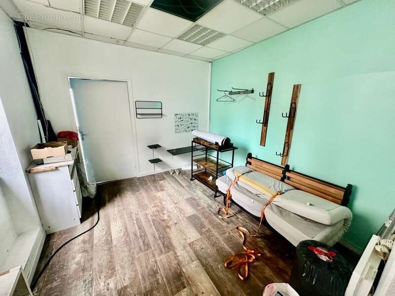 Commerce à CHATEAUNEUF-DU-FAOU