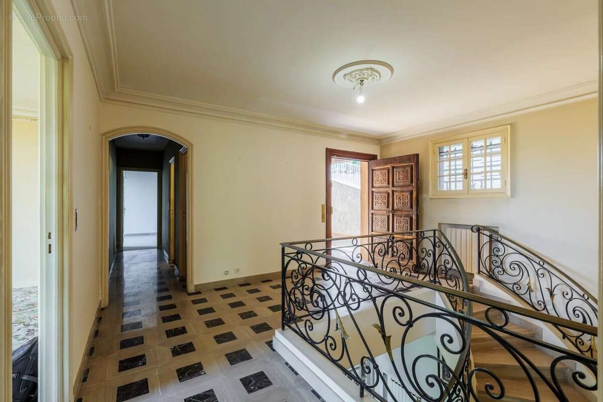 À vendre – Spacieuse villa familiale avec piscine à Saint-Paul de Vence - photo 15