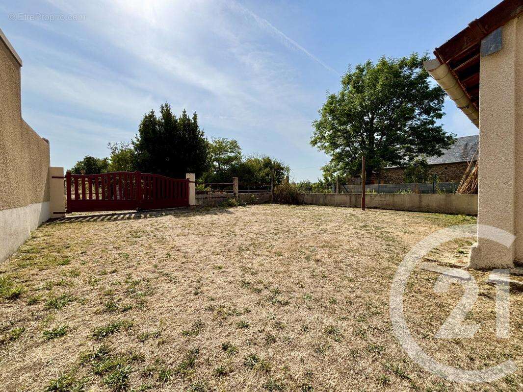 Maison à SAINT-ETIENNE-DE-FURSAC