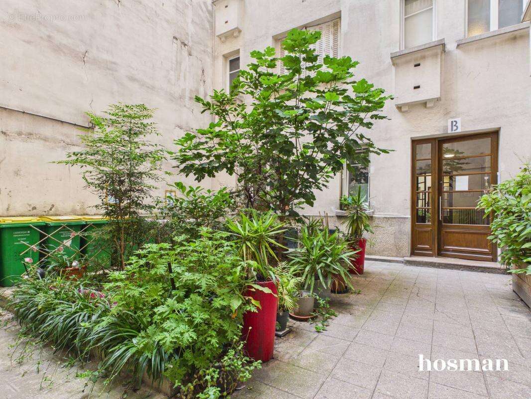 Studio avec cuisine séparée de 24 m² - avec ascenseur et cave - Rue Turgot, Paris 9ème - photo 14